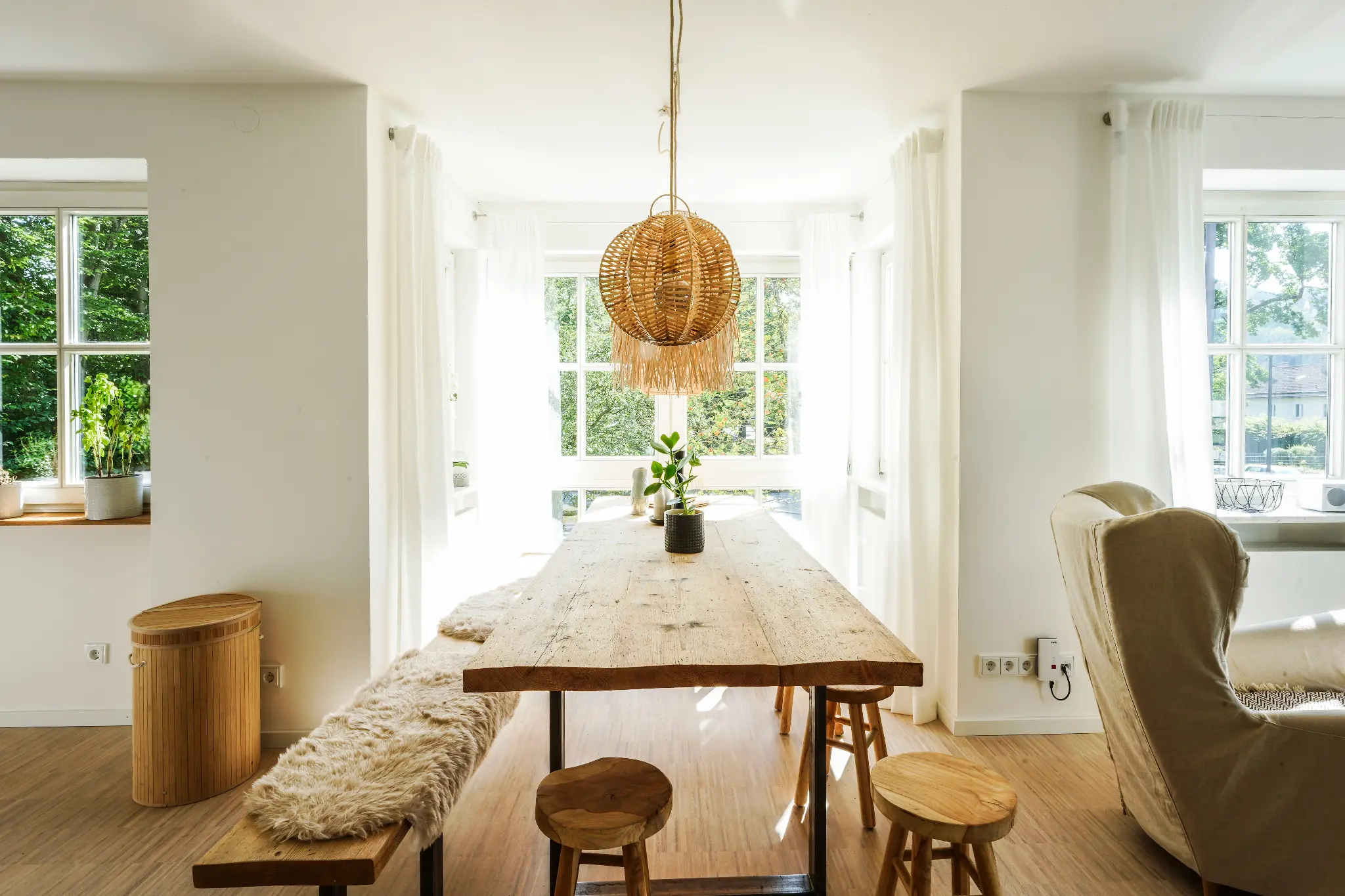 Essbereich mit Holztisch, Hockern und Erkerfenster