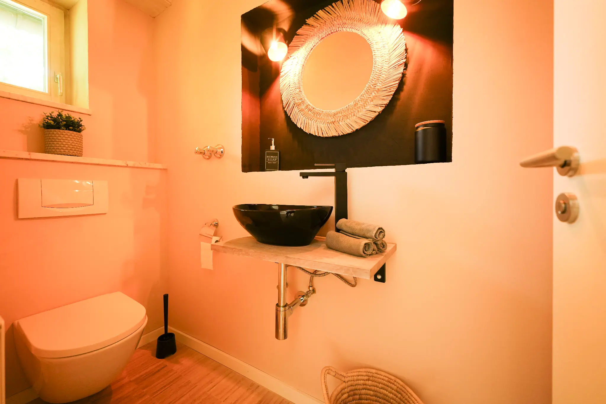 Gäste-WC mit Aufsatzwaschbecken und Rundspiegel