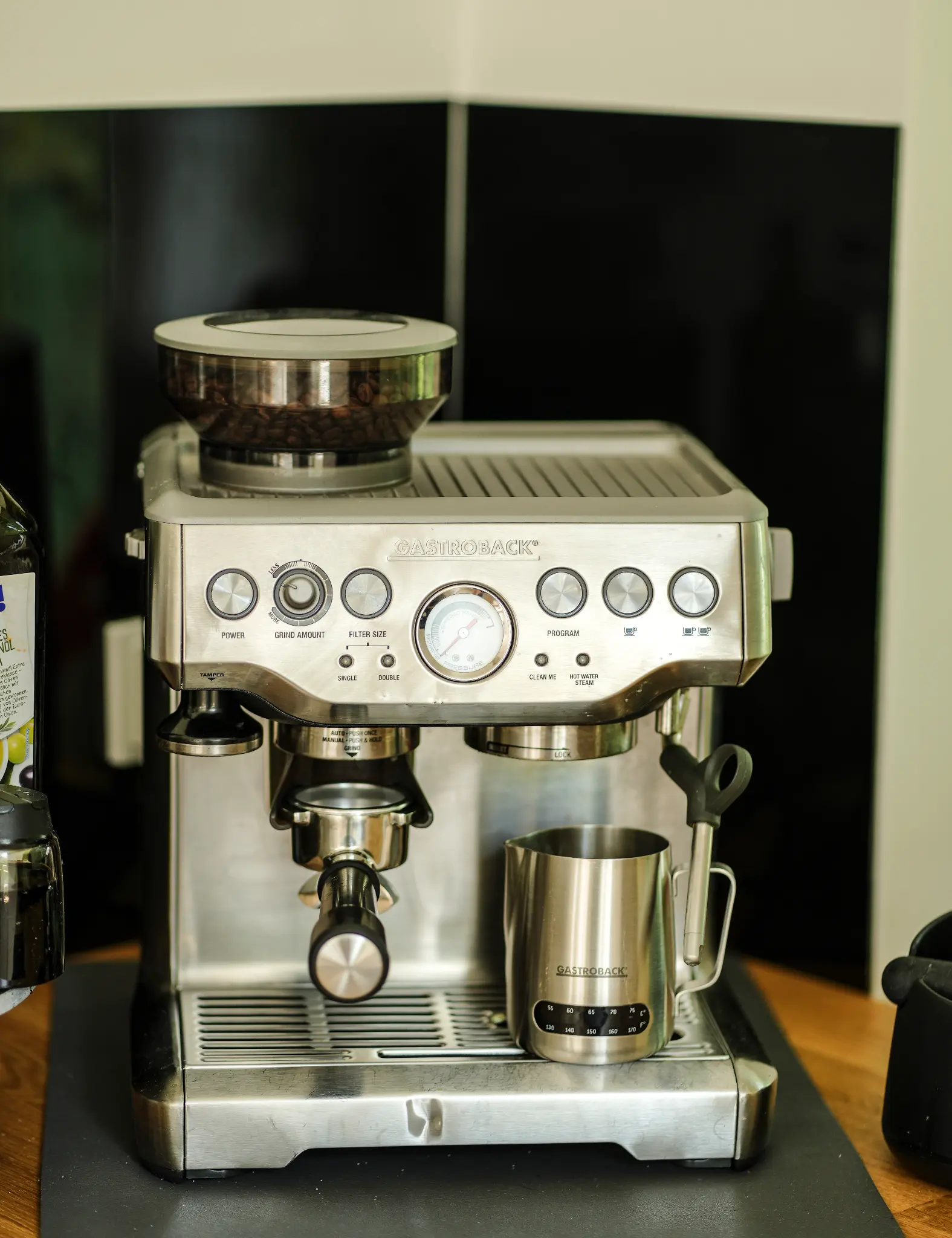 Espressomaschine mit Siebträger und Milchkännchen